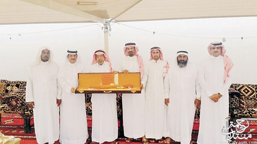 منسوبو مكتب تنورة يزورون القنصل